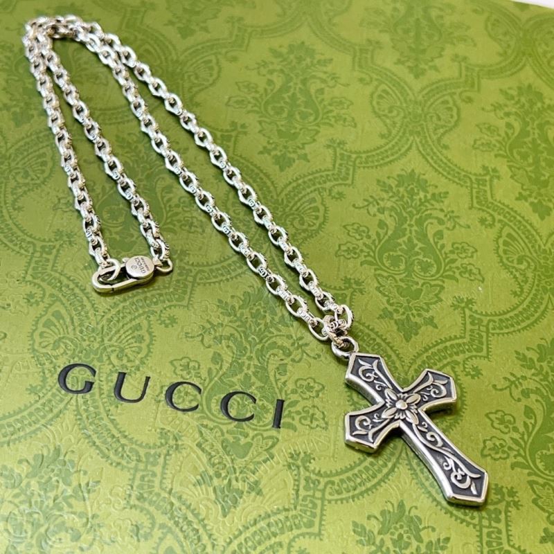 G*u*i necklaces